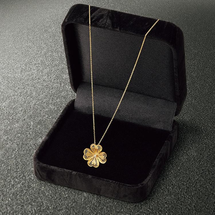 純金製 四つ葉のクローバー ダイヤモンド入り宝飾ペンダント