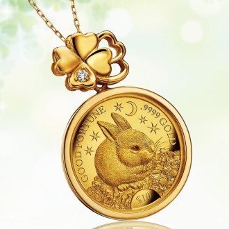 月うさぎと四葉のクローバー金貨ペンダント