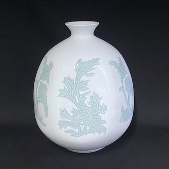 [井上萬二]陶芸『白磁緑釉牡丹彫文面取壷』