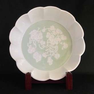 [井上萬二]陶芸『白磁緑釉染葡萄彫文花形花器』