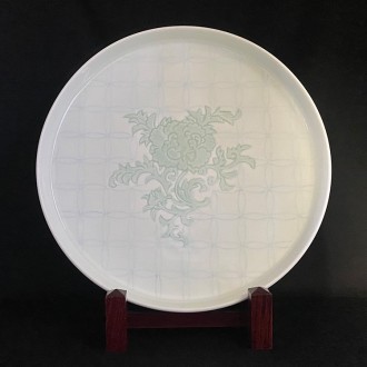 [井上萬二]陶芸『白磁緑釉牡丹彫文皿』