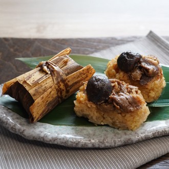 母の日[大阪・雅楽 監修]黒毛和牛竹皮包みおこわ（造花・カード付）