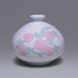 [井上萬二]陶芸『白磁緑彩釉桜彫文壺』