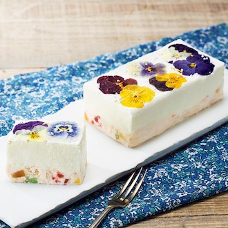 [みほつづき]ビオラ＆果物のレアチーズケーキ