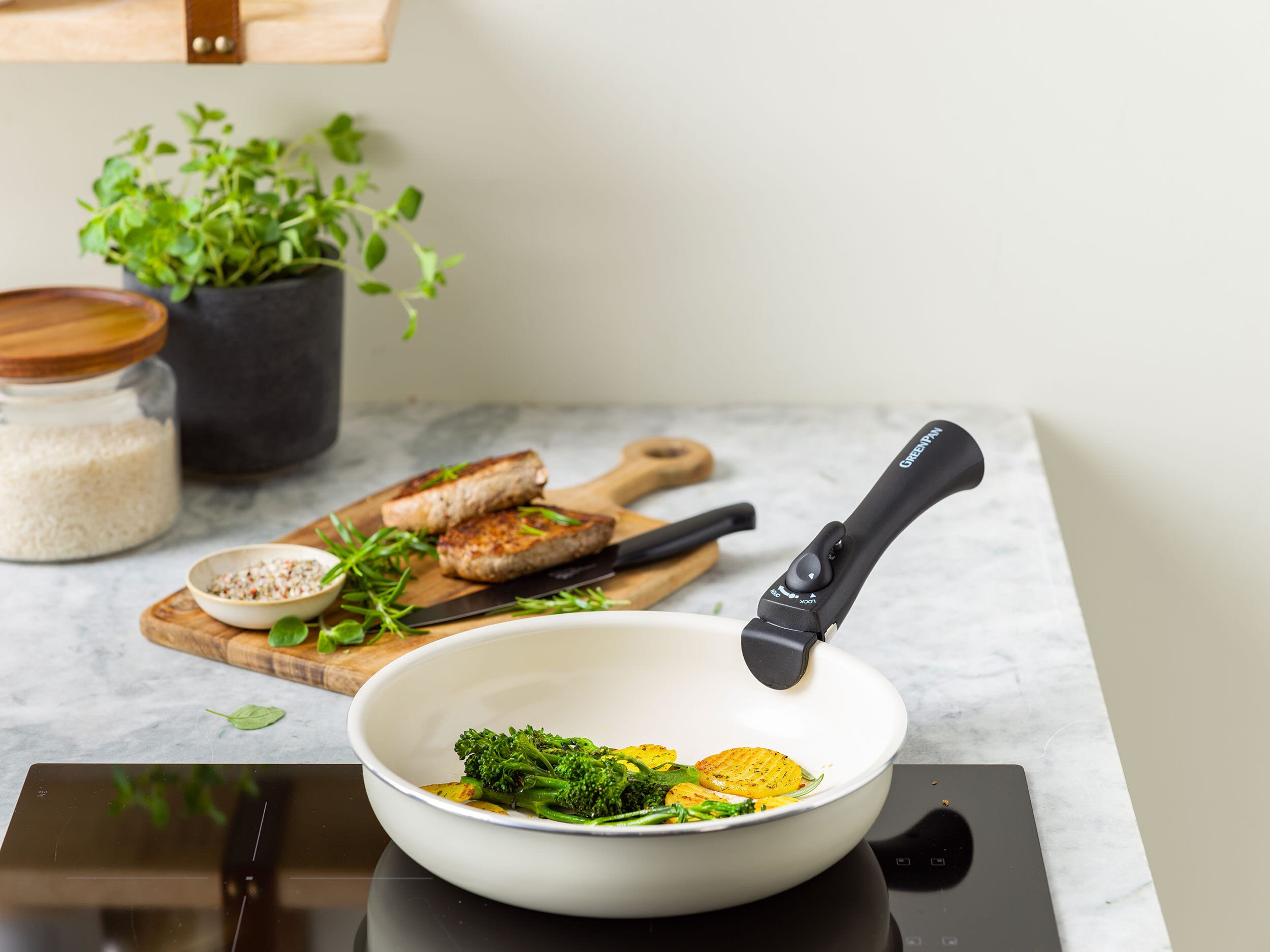 クリームホワイト