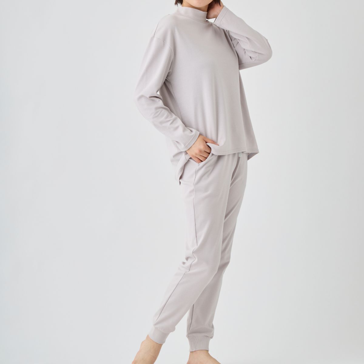ベネクス リカバリーウェア コンフォートタッチ ハイネック 長袖  ジョガーパンツ 上下セット レディース ライトグレー
