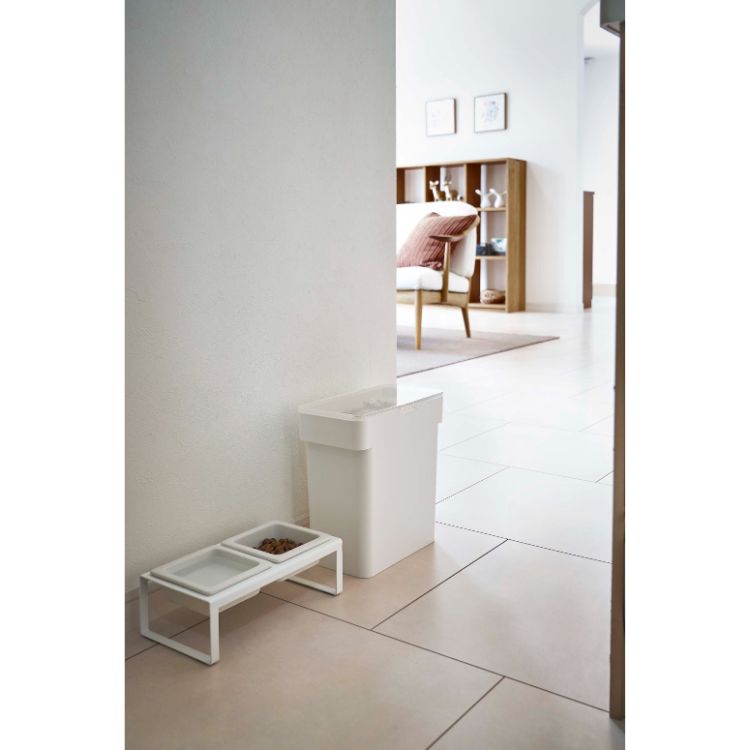 密閉袋ごとペットフードストッカー　タワー　 3kg 計量カップ付　ホワイト