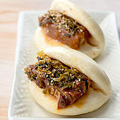 成城石井自家製 【要冷蔵】濃厚角煮の台湾バーガー 2個| D+2 / 消費期限：発送日より3日間 / 年内お届け12月26日注文まで / 1月1-6日着不可