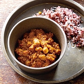 【送料込み】成城石井desica 有機キヌアとガルバンゾビーンズのスパイシーカレー 200g×5個 | 決算還元SALE