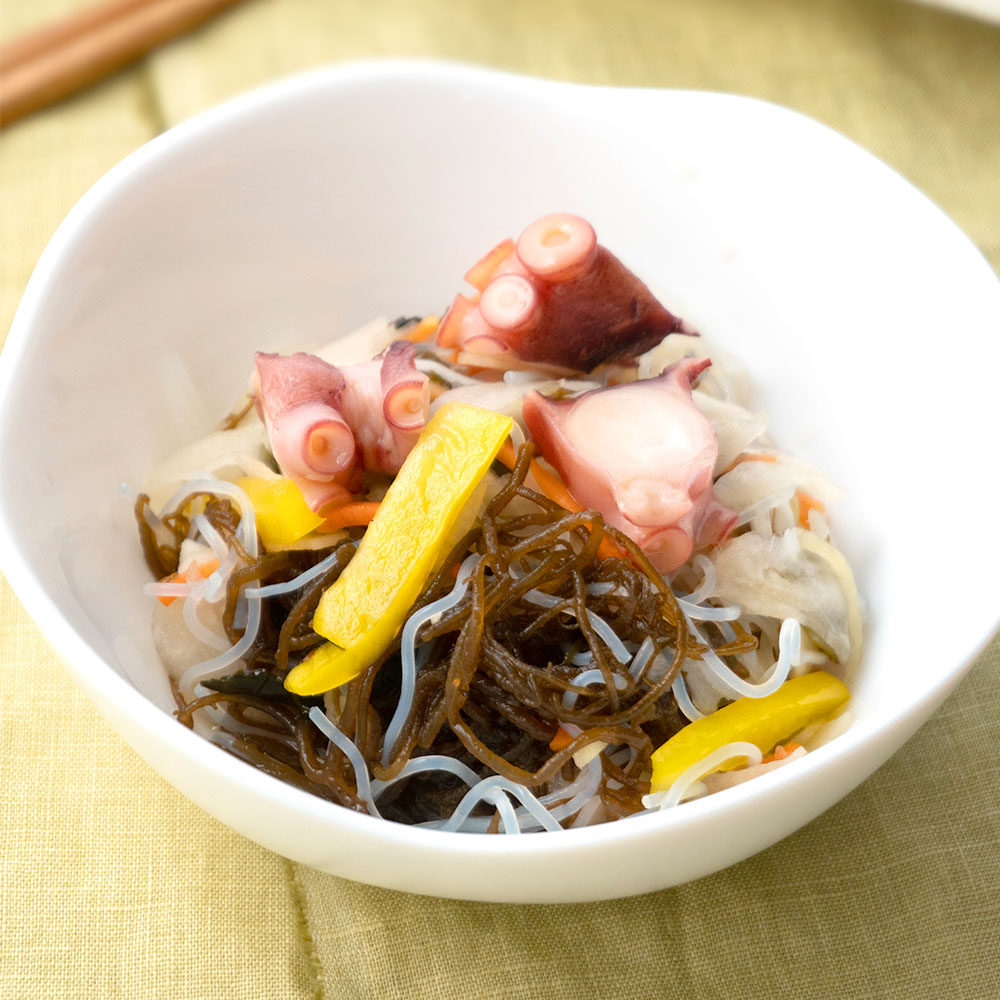 成城石井自家製 生姜を効かせたタコと沖縄県産もずくの彩り酢の物 【150kcal以下】 1食 | D+2 / 消費期限：発送日より5日間