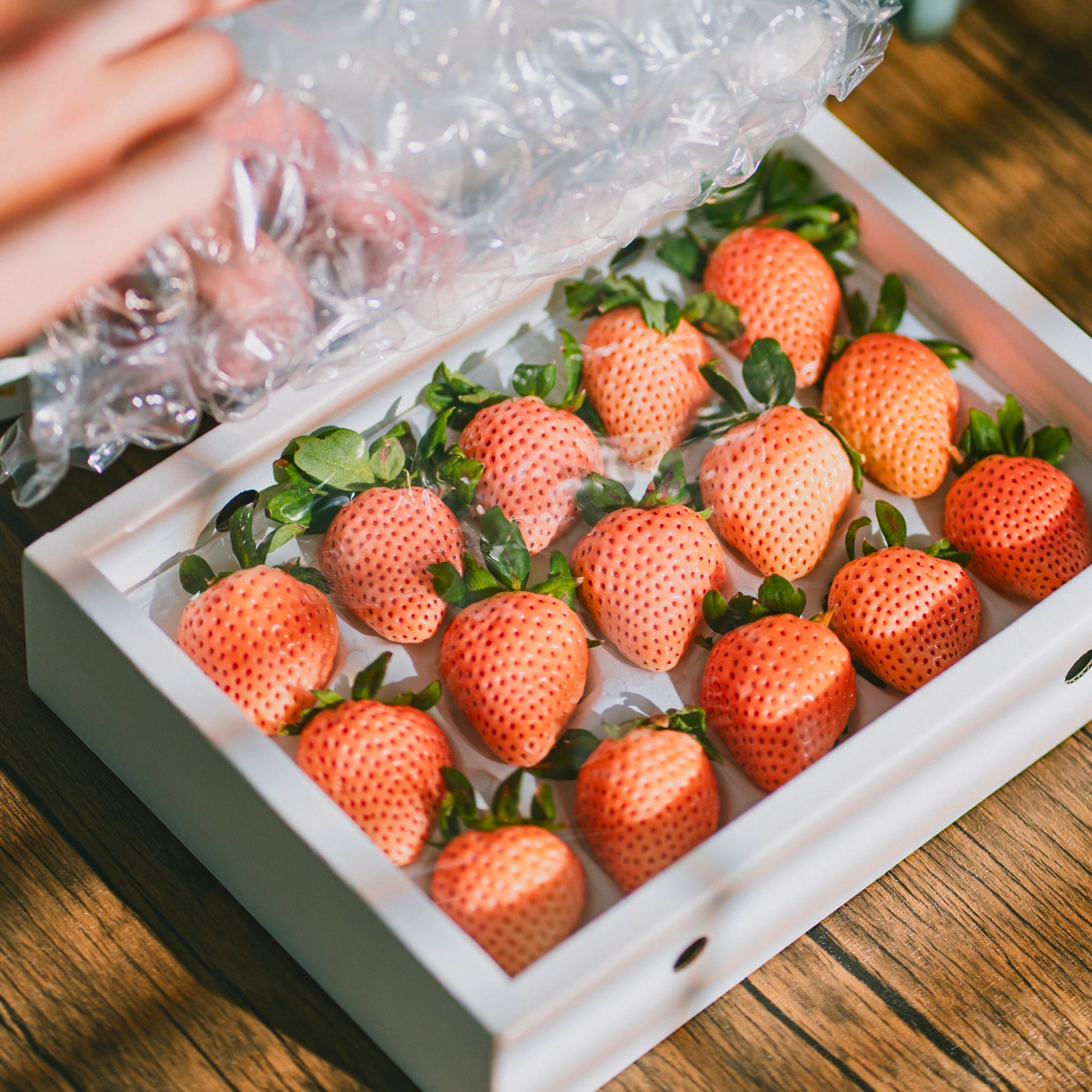 【お歳暮先行予約限定】雅乃苺 淡雪 380g【株式会社イチゴラス】 宅配