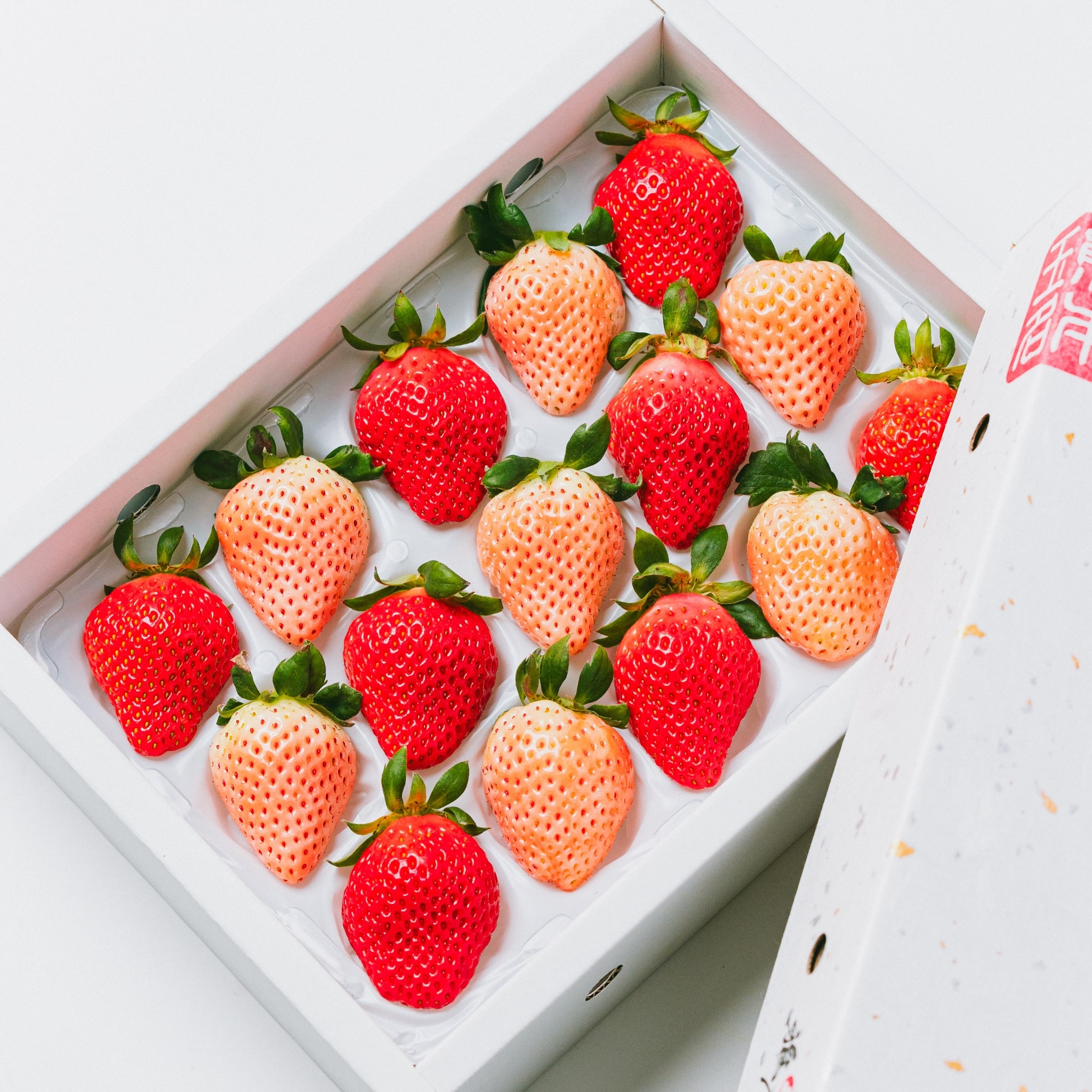 【お歳暮先行予約限定】雅乃苺 紅白セット-淡雪×ゆうべに- 380g【株式会社イチゴラス】 宅配