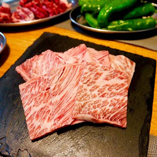 A5豊作和牛焼肉用1パック計300g 贈り物にもぴったり！旨味抜群！「豊作ファーム」産直お取り寄せ