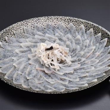 〔刺身100g ふぐ皮湯引き80g〕山口県産とらふぐ刺身4人前 1皿〔-80℃急速冷凍〕 山口ふぐ本舗きらく「有限会社きらく」クリスマスやお正月の特別な日に 産直お取り寄せ