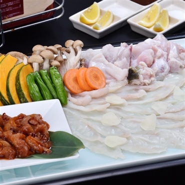 焼きふぐ(冷凍)-とらふぐ切身 約150g、とらふぐアラ 約400g、 旨辛ふぐホルモン 約200g、特製醤油ダレ 30ml×4、レシピ付き！- 山口ふぐ本舗きらく「有限会社きらく」〔化粧箱入〕産直お取り寄せ