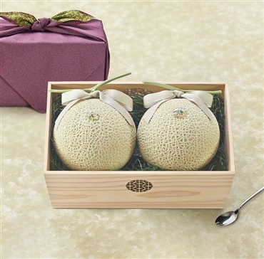 〔想〕マスクメロン 2玉 約3kg木箱入り 年間10万個生産のうちわずか1％の収穫！〔一果相伝〕　「株式会社篤農」