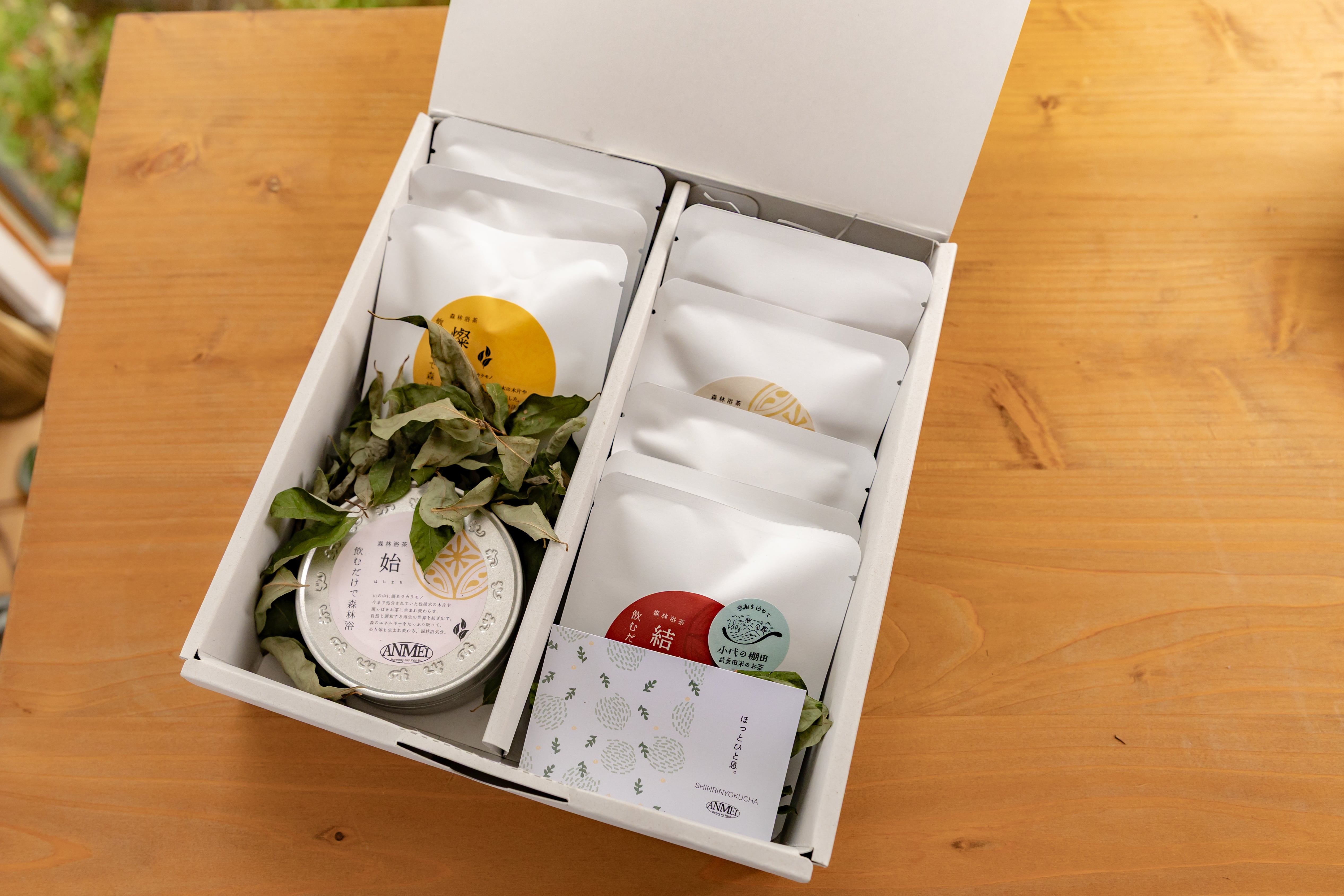 森に包まれるような優しい香り。癒しの時間をお届けします。｜森のハーブティー｜飲むだけで森林浴気分。プレミアム森林浴茶8種類ギフトセット（森林浴茶1包入りティーバッグ1×8種類（2g×6個、3g×2個）・缶小１種類（20g）｜ANMEI/森林浴茶[株式会社農協観光]