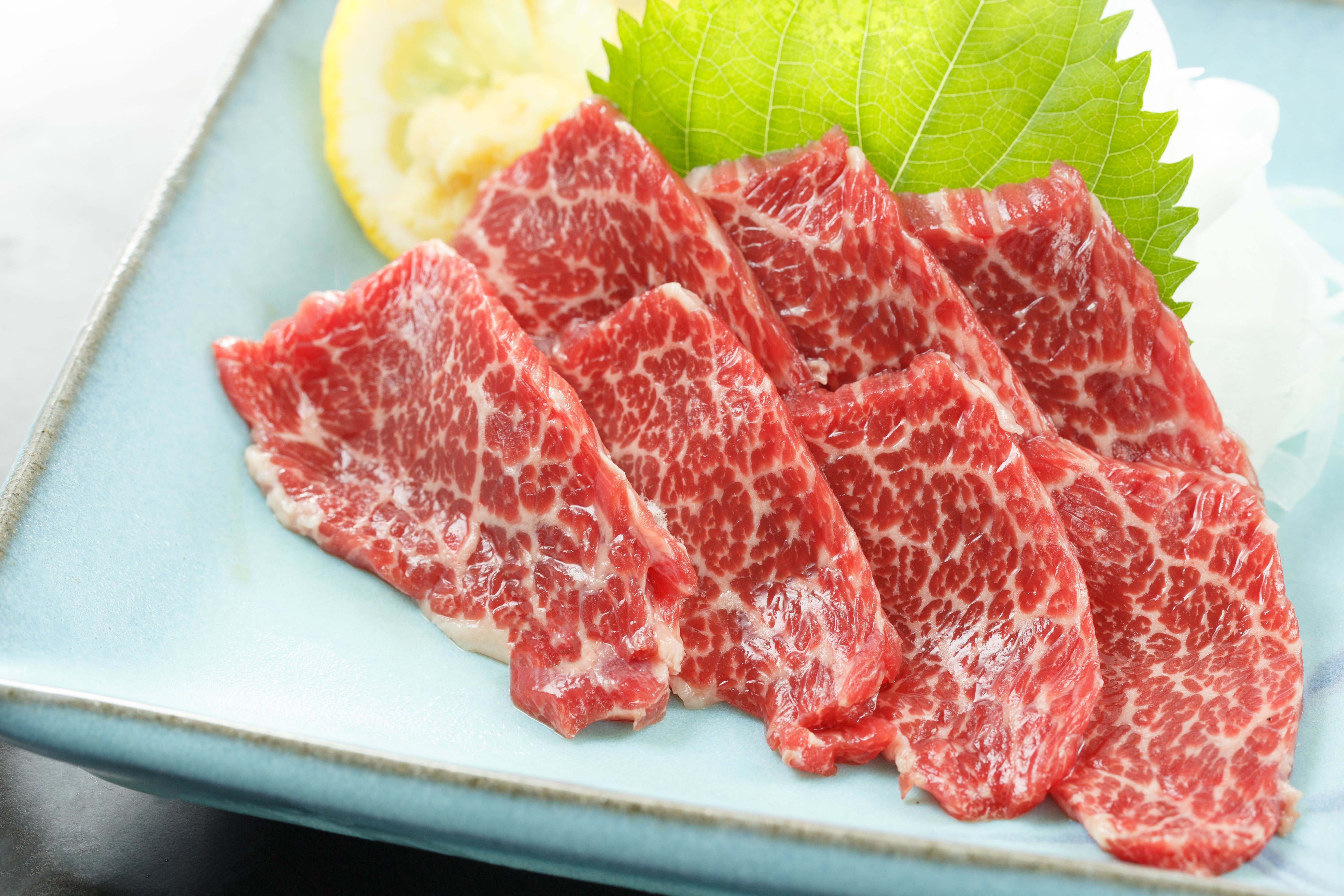 国産馬刺し！！大容量850g+醤油48ml 馬肉 桜肉 さくらにく 熊本自家牧場産！ 「肉のたかむく」 産直 産地直送 肉