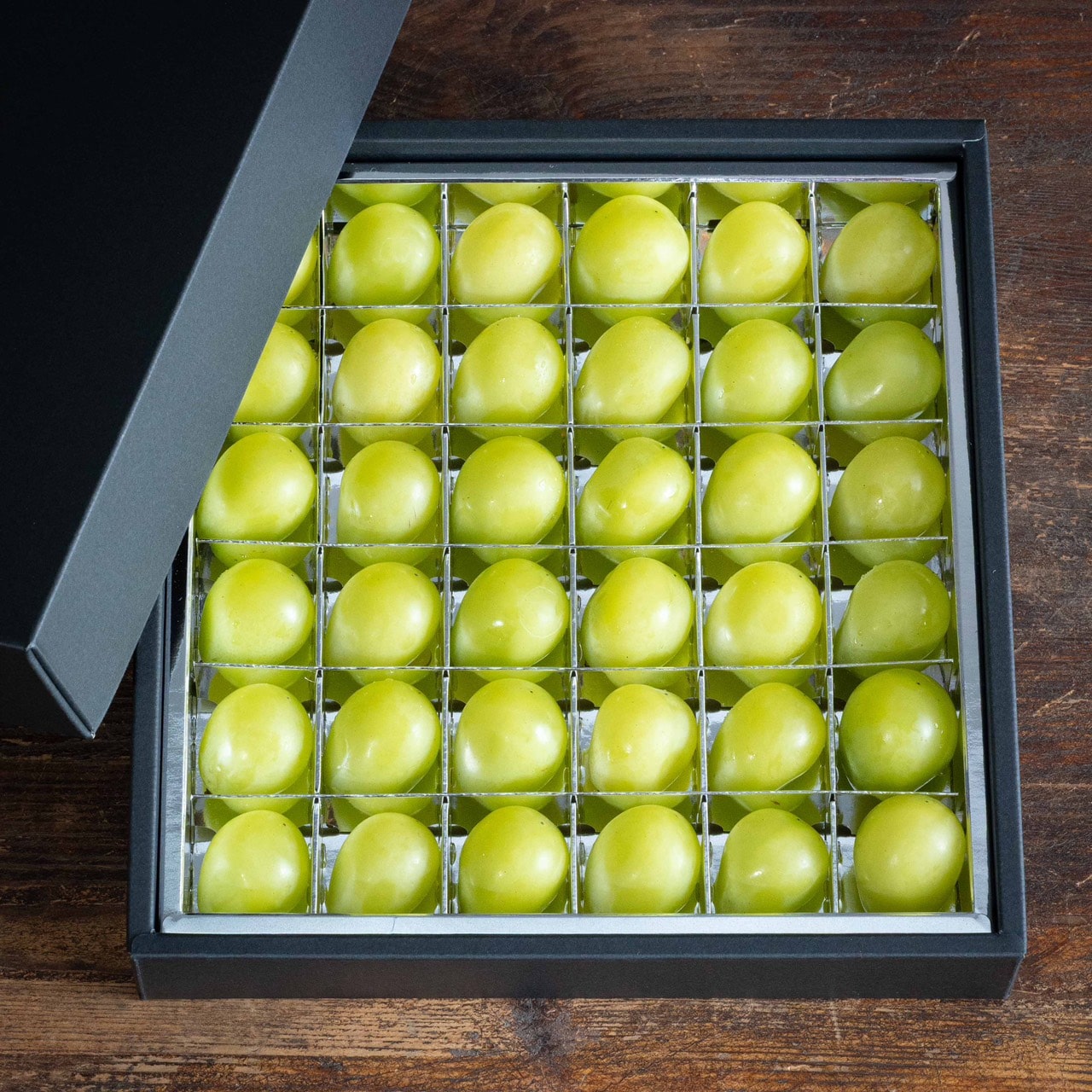 岡山県産シャインマスカット宝石箱36粒入り送料無料[悠建商事株式会社]