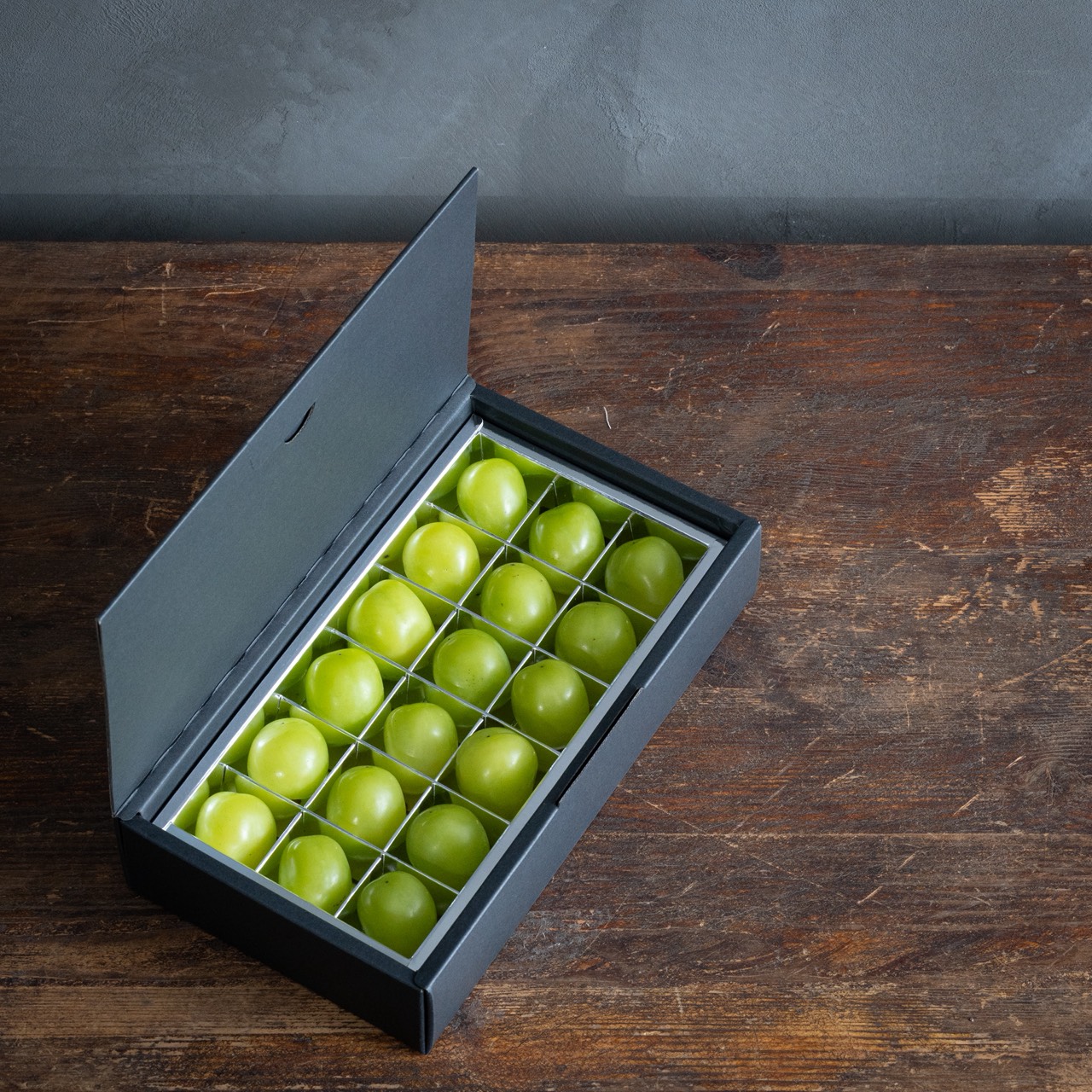 岡山県産シャインマスカット宝石箱大粒18粒入り送料無料[悠建商事株式会社]