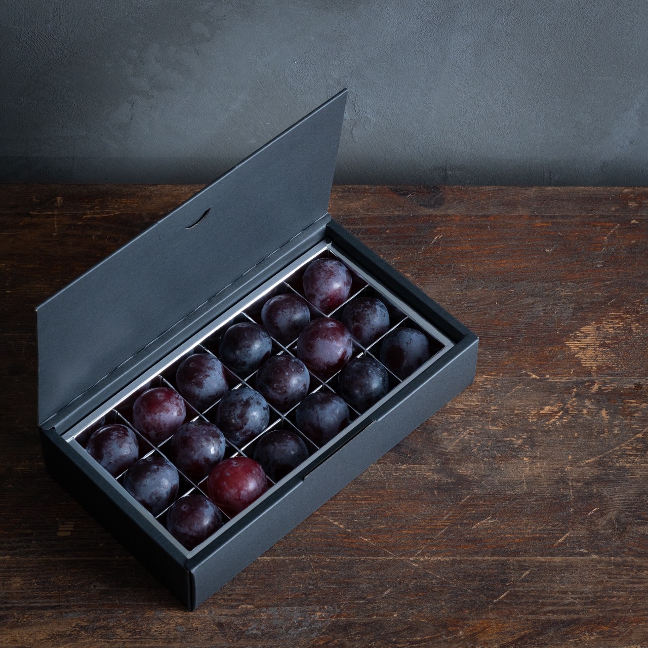 岡山県産ニューピオーネ宝石箱大粒18粒入り送料無料[悠建商事株式会社]