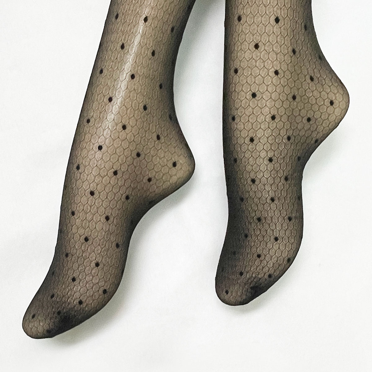 上質な履き心地を求める方に…イタリア製ピエールマントゥーレッグウエア ラグジュアリーなドットモチーフショートソックス丈ストッキング ベージュベースにブラックのドットが映えるカラー ベージュ/ブラック フリーサイズ(約:22.5-24.5㎝)