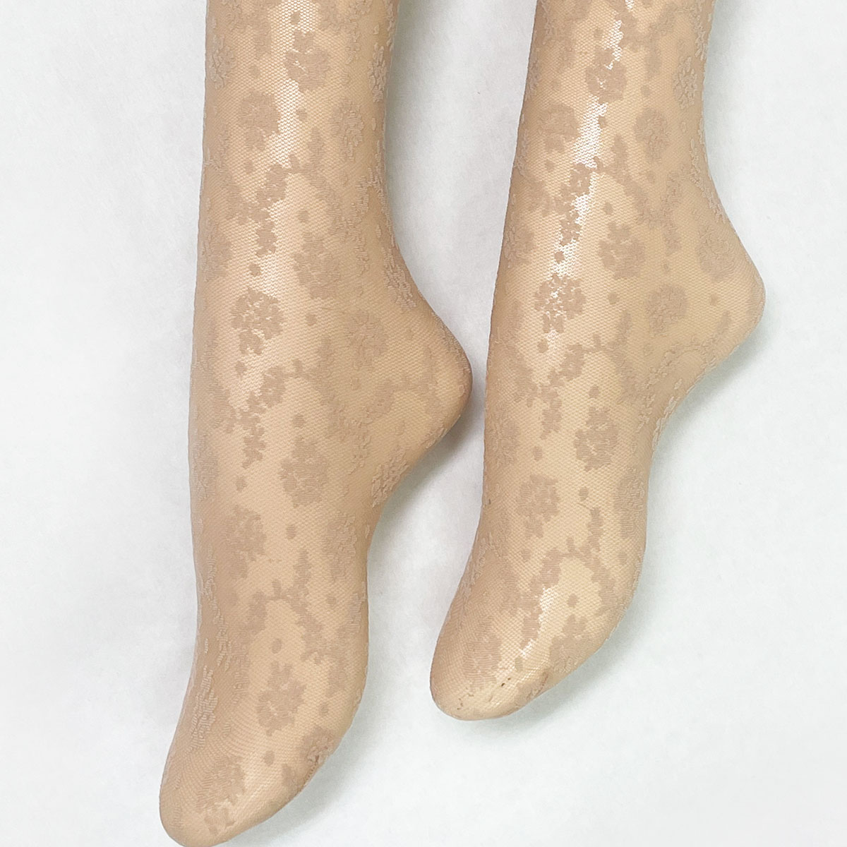 上質な履き心地を求める方に…イタリア製ピエールマントゥーハイソックス ラグジュアリーなフラワーモチーフジャガードのハイソックス丈ストッキング さりげなく合わせやすい万能ベージュ ベージュ フリーサイズ
