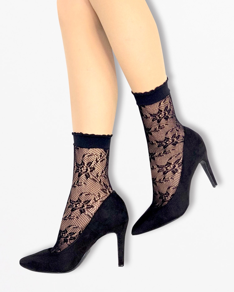 上質な履き心地を求める方に…ラグジュアリーなフラワーブーケモチーフのレースネットソックス　ニュアンスカラーのライトグレー