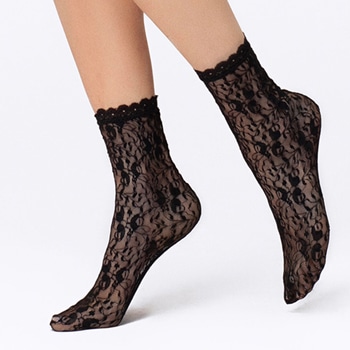 伸縮性のあるフェミニンなレースソックス