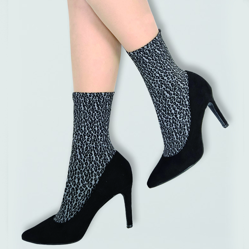 上質な履き心地を求める方に…イタリア製【ピエールマントゥー】の大人かわいいレオパードソックス　シックな印象のライトグレー