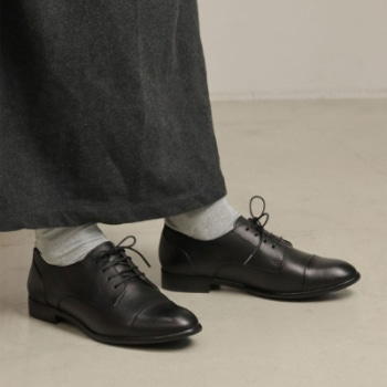 R. S19C ストレートチップ ブラック アールドット フラットシューズ