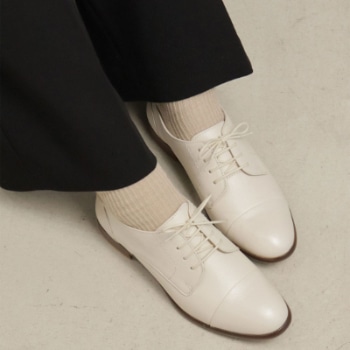 R. S19C ストレートチップ アイボリー アールドット フラットシューズ