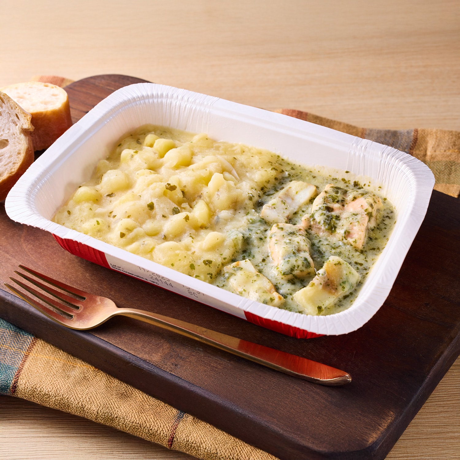 サーモンと白身魚のオゼイユソースとジャガイモのエトゥフェ