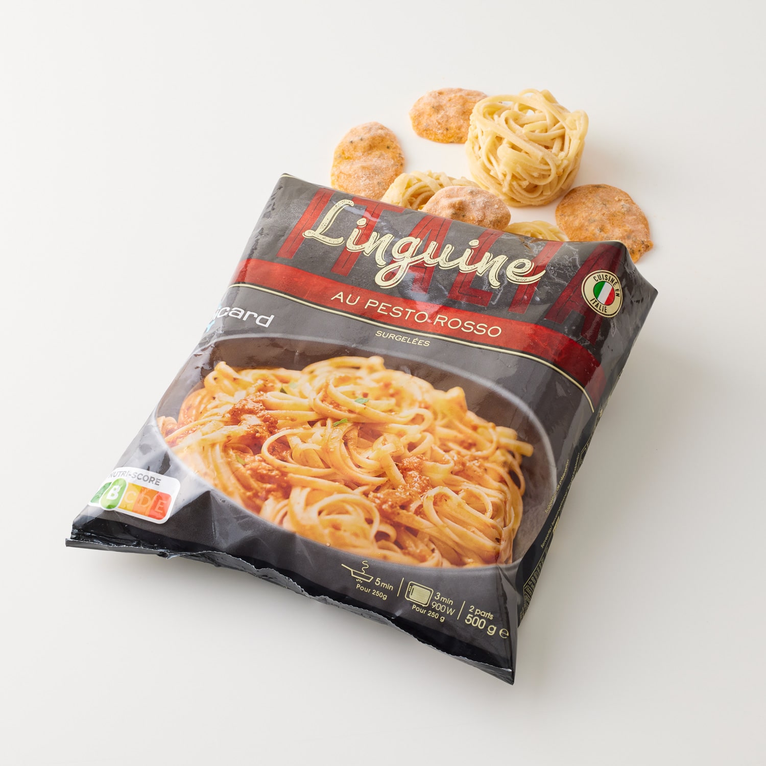 トマト、カシューナッツ、バジルのリングイネ