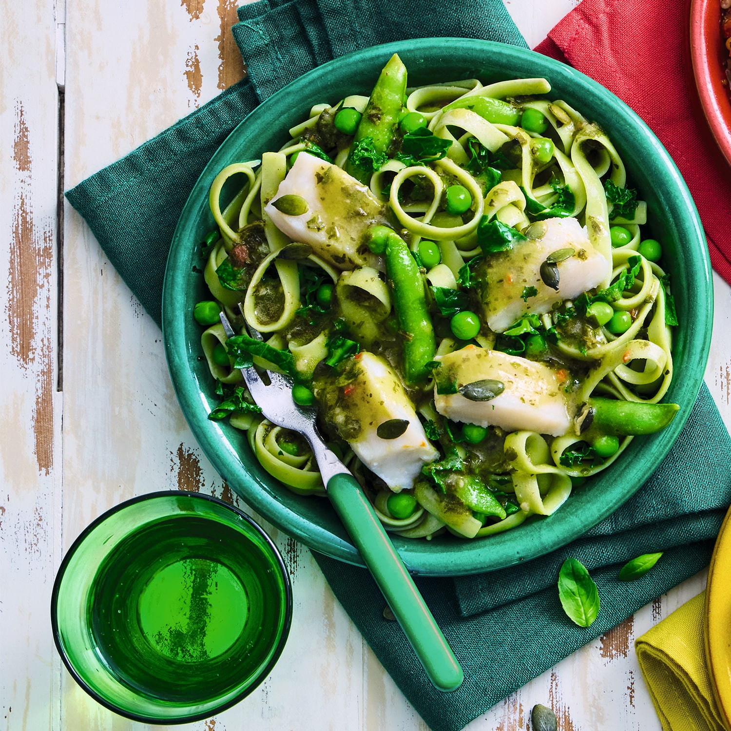 白身魚と緑の野菜のフェットチーネ (チミチュリソース)