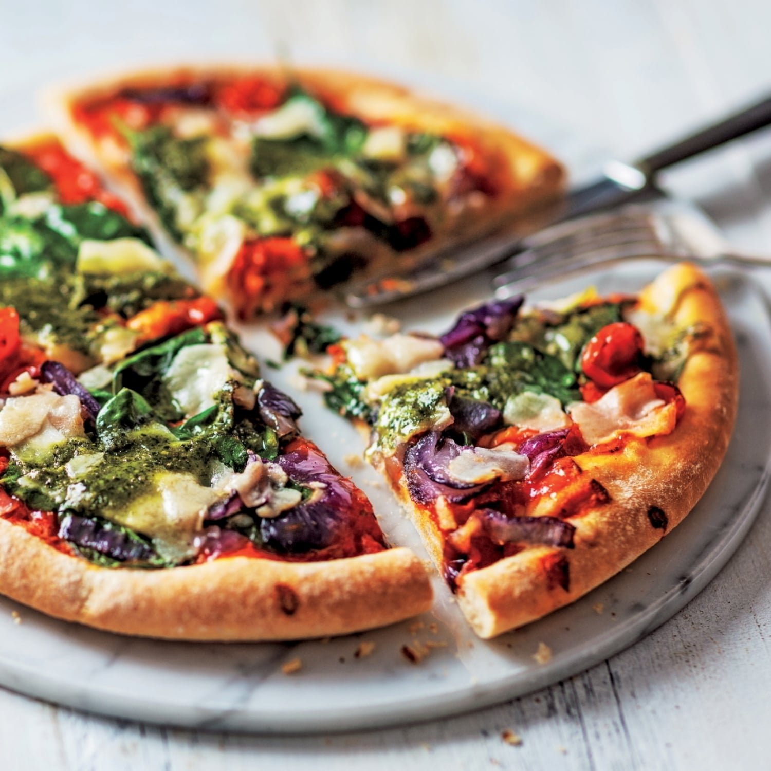 野菜、ペストソース、パルミジャーノ・レッジャーノのピッツァ