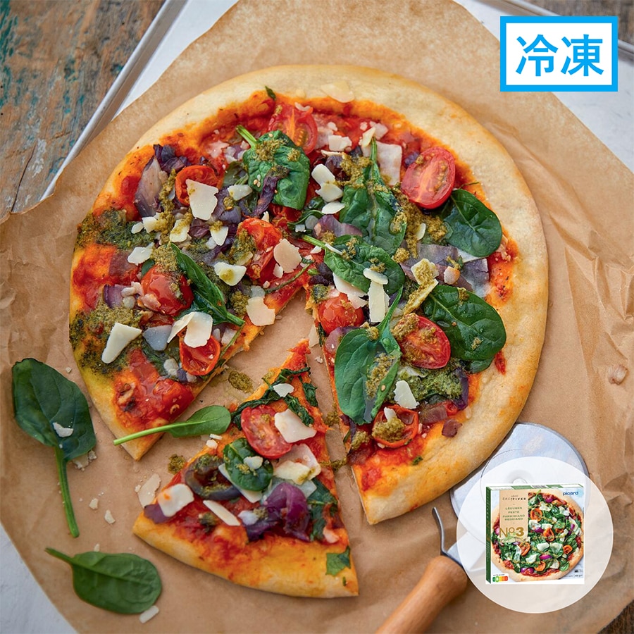 野菜、ペストソース、パルミジャーノ・レッジャーノのピッツァ