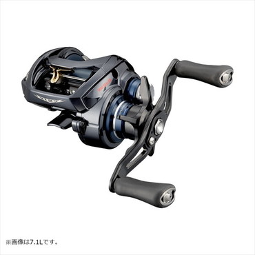 ダイワ スティーズA TW HLC 8.1L (左) 2021追加モデル