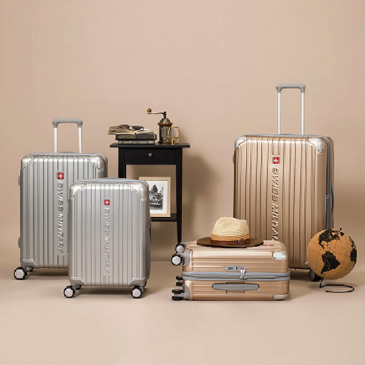 スーツケース 1～3泊 機内持込可能 Sサイズ 55cm 42L メタリックシルバー CYGNUS[シグナス] キャリーケース TSAロック ファスナータイプ SWISS MILITARY[スイスミリタリー] メタリックシルバー SM-A820 SILVER Sサイズ