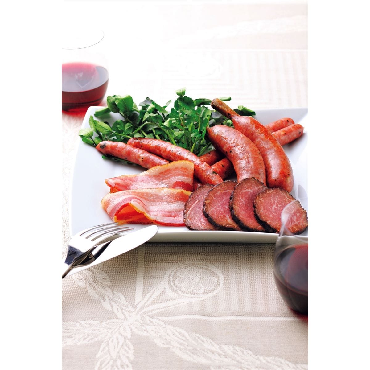 北海道 トンデンファーム ソーセージ バラエティセット〔炭火焼ベーコンスライス80g、荒挽ウインナー・ピルカウインナー 各120g、骨付ソーセージ180g、炭火焼焼牛250g〈豚肉は北海道産、牛肉は国産〉〕