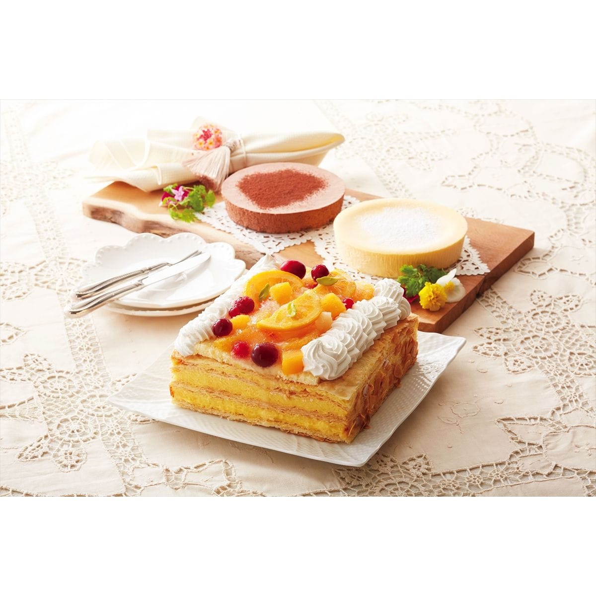 青山 3種のケーキセット〔フルーツミルフィーユ×1、半熟チーズケーキ×2、チョコレートケーキ×2 〕