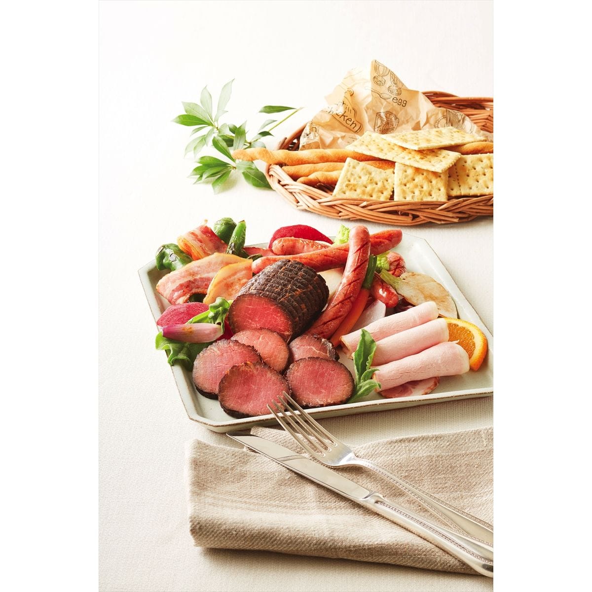 北海道 トンデンファーム 美瑛牛焼牛バラエティセット〔美瑛牛焼牛300g、炭火焼ベーコンスライス80g、燻しロースハムスライス60g、荒挽ウインナー120g〕