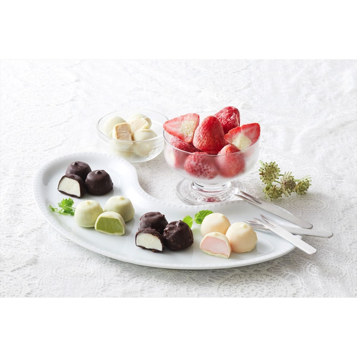 スルー たっぷりひとくち5種&いちごアイス 計110個〔チョコアイスボール5種類(バニラ×20個、ストロベリー・コーヒー・クランチ・抹茶×各10個)、苺アイス×50個(計110個) 〕