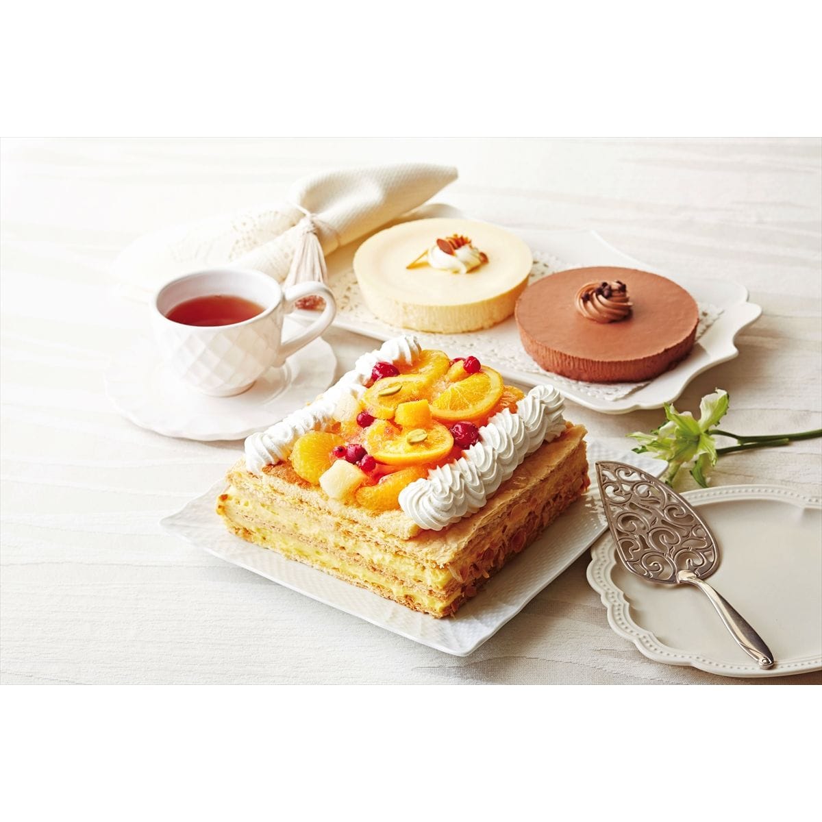 青山ランス 監修 3種のケーキセット〔フルーツミルフィーユ(約15cm角)×1、半熟チーズケーキ(直径約12cm)・チョコレートケーキ(直径約12cm)×各3 〕