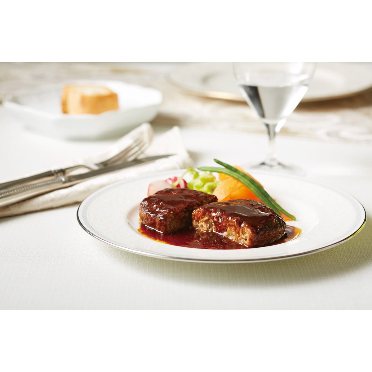 南青山「ラ・ロシェル」坂井宏行監修 お肉の旨みをとじこめたデミグラスソースハンバーグ