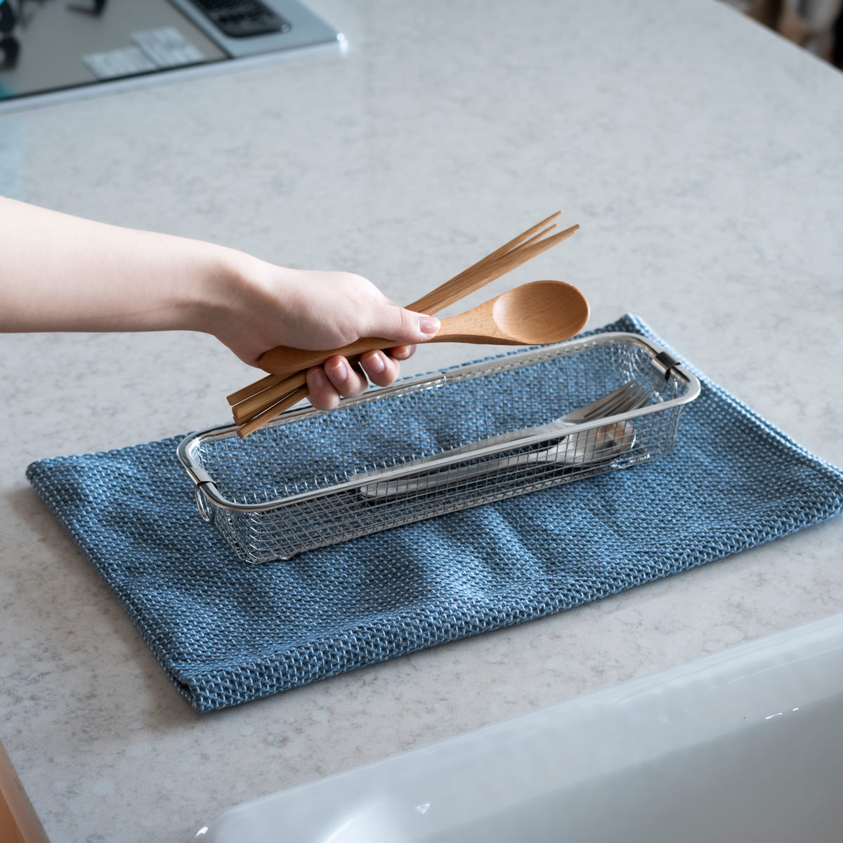 すっきり暮らす 水切りかご スリムタイプ 〔サイズ:約31.2×9.8×高さ5.5cm、重量:約0.14kg〕【沖縄県・離島 配送不可】