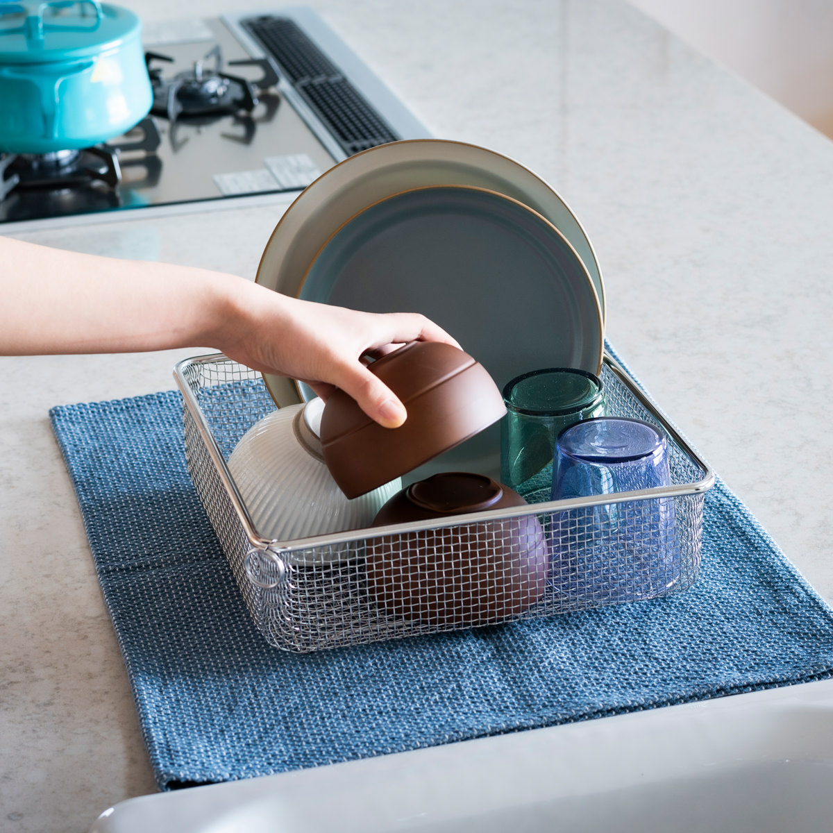 すっきり暮らす 水切りかご スクエアタイプ 〔サイズ:約28.0×27.0×高さ9.2cm、重量:約0.41kg〕【沖縄県・離島 配送不可】