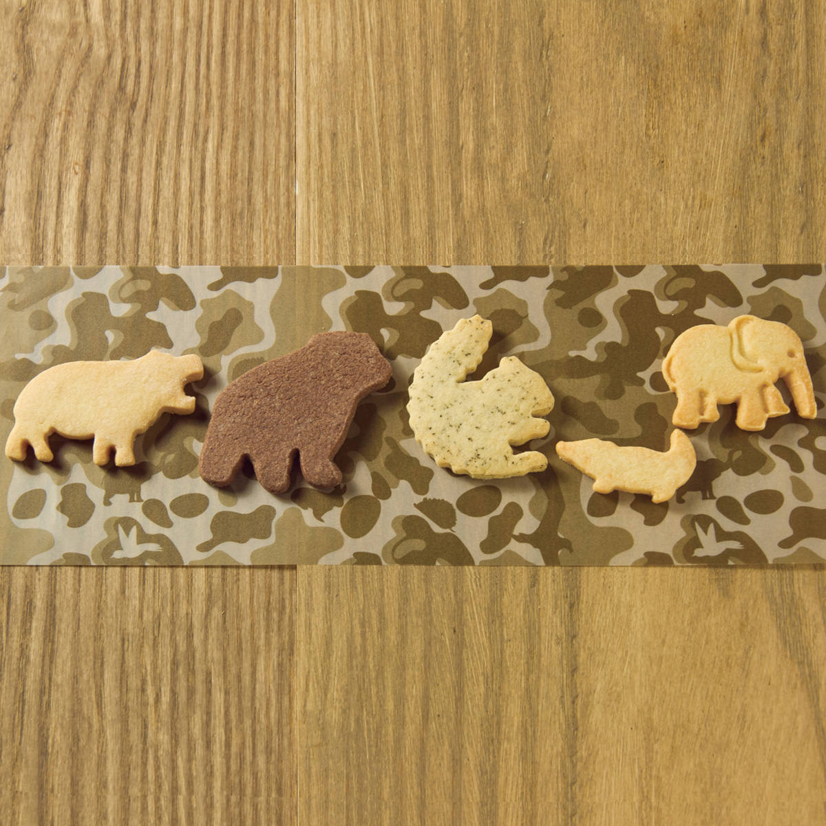TABLES アニマルクッキー 陸の動物 BROWN缶 〔220g(ゾウ・クマ・リス・カバ・ワニ各6、メレンゲ菓子)〕