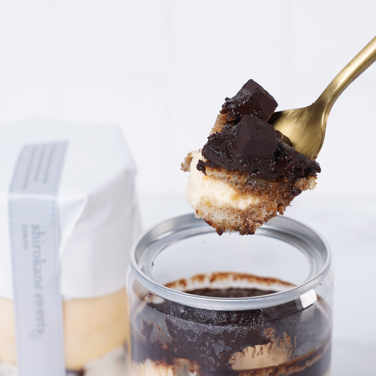 白金ホワイトティラミス缶 カフェ・ショコラ〔(高さ97mm、底径48mm)×4〕