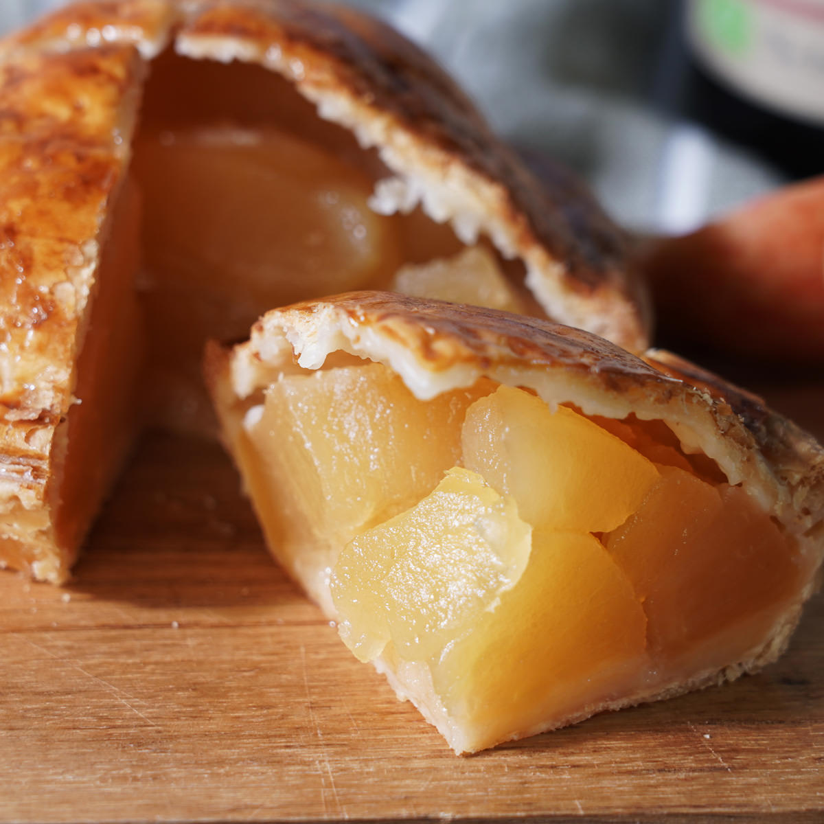 りんごの酸味と甘味を楽しむプレミアム白金アップルパイ〔4号(φ12cm、約330g)〕